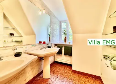Ein Badezimmer in der Unterkunft Luxus Ferienhaus Villa EMG München in Moosburg mit Pool, SPA, Kamin, Wald, See für Familien Gruppen bis 24 Personen