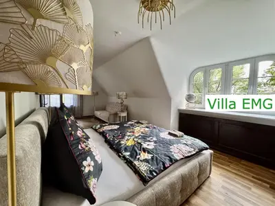 Ein Bett oder Betten in einem Zimmer der Unterkunft Luxus Ferienhaus Villa EMG München in Moosburg mit Pool, SPA, Kamin, Wald, See für Familien Gruppen bis 24 Personen