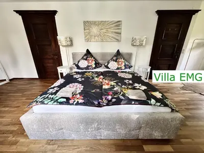 Ein Bett oder Betten in einem Zimmer der Unterkunft Luxus Ferienhaus Villa EMG München in Moosburg mit Pool, SPA, Kamin, Wald, See für Familien Gruppen bis 24 Personen