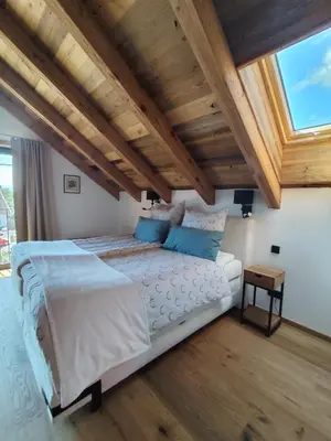 Ein Bett oder Betten in einem Zimmer der Unterkunft Luxusferienhaus am Biohof nahe Ammersee Lechrain Chalet für 6 Personen