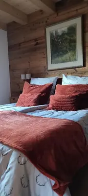 Ein Bett oder Betten in einem Zimmer der Unterkunft Luxusferienhaus am Biohof nahe Ammersee Lechrain Chalet für 6 Personen