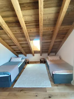 Ein Bett oder Betten in einem Zimmer der Unterkunft Luxusferienhaus am Biohof nahe Ammersee Lechrain Chalet für 6 Personen