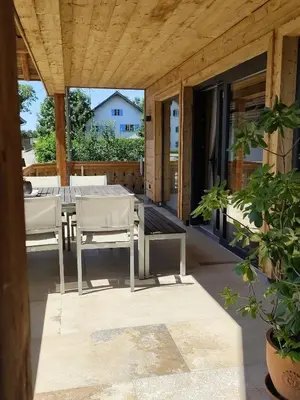 Ein Balkon oder eine Terrasse in der Unterkunft Luxusferienhaus am Biohof nahe Ammersee Lechrain Chalet für 6 Personen