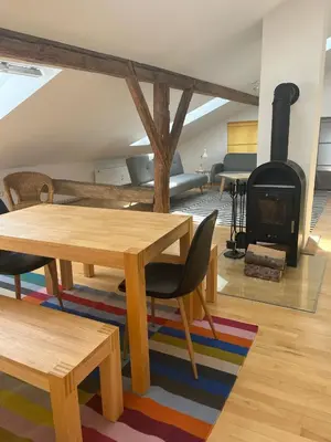Ein Sitzbereich in der Unterkunft Maisonette mit Kaminöfen Nähe Starnberger See und München