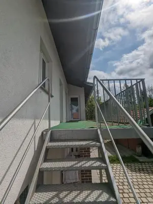 Ein Balkon oder eine Terrasse in der Unterkunft Maisonette mit Kaminöfen Nähe Starnberger See und München