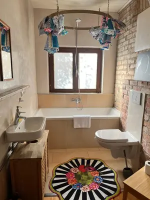 Ein Badezimmer in der Unterkunft Käsküche Bernbeuren anno 1890