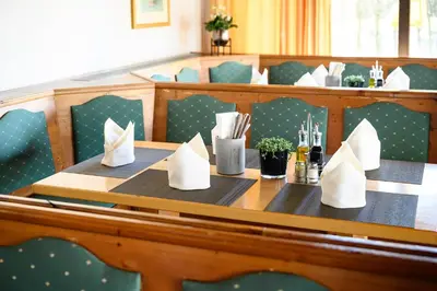Ein Restaurant oder anderes Speiselokal in der Unterkunft Hotel Olympia Schießanlage
