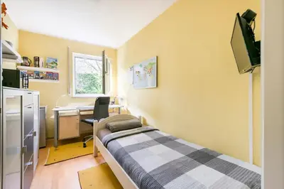 Küche/Küchenzeile in der Unterkunft 7 min to citycenter !! Subway U3 100m, southside singleroom own SHOWER, WC ! free WIFI ,TV, dishes, fridge, oven, waterheater, microwave, coffee, bike, next to river and park,many restaurants and supermarkets around 200m, nonsmoker ! self check in -simply