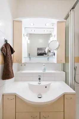 Ein Badezimmer in der Unterkunft 7 min to citycenter !! Subway U3 100m, southside singleroom own SHOWER, WC ! free WIFI ,TV, dishes, fridge, oven, waterheater, microwave, coffee, bike, next to river and park,many restaurants and supermarkets around 200m, nonsmoker ! self check in -simply