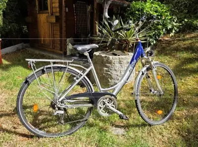 Radfahren an der Unterkunft 7 min to citycenter !! Subway U3 100m, southside singleroom own SHOWER, WC ! free WIFI ,TV, dishes, fridge, oven, waterheater, microwave, coffee, bike, next to river and park,many restaurants and supermarkets around 200m, nonsmoker ! self check in -simply oder in der Nähe