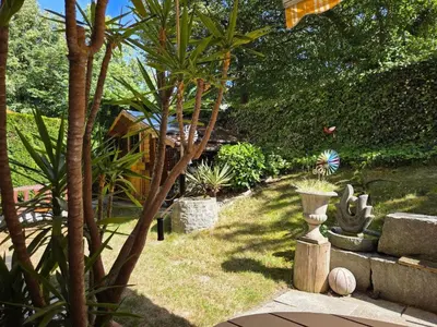 Ein Garten an der Unterkunft 7 min to citycenter !! Subway U3 100m, southside singleroom own SHOWER, WC ! free WIFI ,TV, dishes, fridge, oven, waterheater, microwave, coffee, bike, next to river and park,many restaurants and supermarkets around 200m, nonsmoker ! self check in -simply