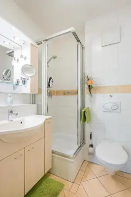 Ein Badezimmer in der Unterkunft 7 min to citycenter !! Subway U3 100m, southside singleroom own SHOWER, WC ! free WIFI ,TV, dishes, fridge, oven, waterheater, microwave, coffee, bike, next to river and park,many restaurants and supermarkets around 200m, nonsmoker ! self check in -simply