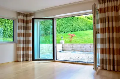 Ein Garten an der Unterkunft Murnau am Staffelsee Keni, dieTop-Ferienwohnung
