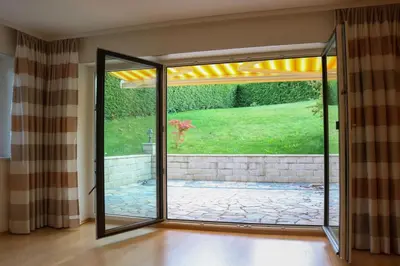 Ein Garten an der Unterkunft Murnau am Staffelsee Keni, dieTop-Ferienwohnung