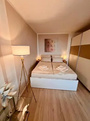 Ein Bett oder Betten in einem Zimmer der Unterkunft Penthouse studio apartment with terrace near Audi