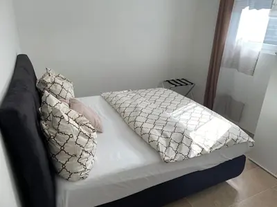 Ein Bett oder Betten in einem Zimmer der Unterkunft 2 Zim helles KG Apartment