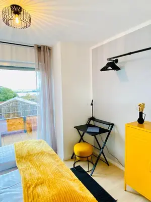 Ein Bett oder Betten in einem Zimmer der Unterkunft Belisima Apartments I Ferienwohnung Rimsting - Krautinsel I Chiemsee I Modern mit Seeblick I 2 Balkone I 2 Schalfzimmer I Waschmaschine I Parkplatz I Nähe Bäcker