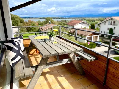 Ein Balkon oder eine Terrasse in der Unterkunft Belisima Apartments I Ferienwohnung Rimsting - Krautinsel I Chiemsee I Modern mit Seeblick I 2 Balkone I 2 Schalfzimmer I Waschmaschine I Parkplatz I Nähe Bäcker
