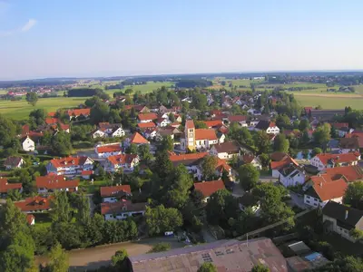 Blick auf Ferienwohnung auf dem Dorf aus der Vogelperspektive