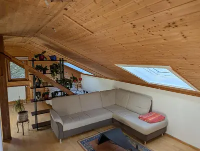 Ein Sitzbereich in der Unterkunft Eigene Etage im charmanten Holzhaus