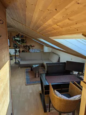 Ein Sitzbereich in der Unterkunft Eigene Etage im charmanten Holzhaus