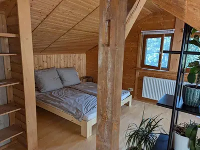 Ein Bett oder Betten in einem Zimmer der Unterkunft Eigene Etage im charmanten Holzhaus