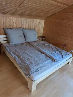 Ein Bett oder Betten in einem Zimmer der Unterkunft Eigene Etage im charmanten Holzhaus