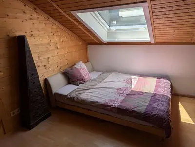 Ein Bett oder Betten in einem Zimmer der Unterkunft Eigene Etage im charmanten Holzhaus