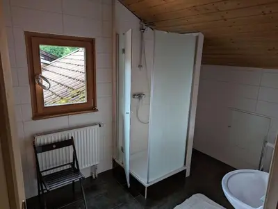 Ein Badezimmer in der Unterkunft Eigene Etage im charmanten Holzhaus