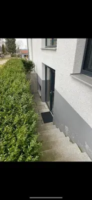 Ein Garten an der Unterkunft Architect-Apartments 80qm 3 Schlafzimmer, integrierter Küche und Bad, 2min von A8, Garten mit Sitzgruppe, ruhig und modern