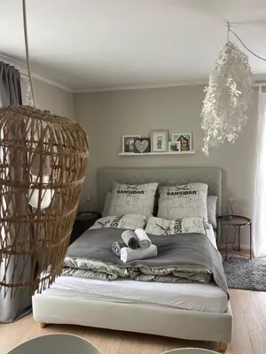 Ein Bett oder Betten in einem Zimmer der Unterkunft Architect-Apartments 80qm 3 Schlafzimmer, integrierter Küche und Bad, 2min von A8, Garten mit Sitzgruppe, ruhig und modern