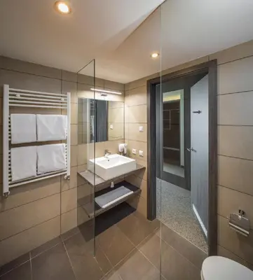 Ein Badezimmer in der Unterkunft MYHOTEL München Olching