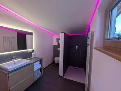 Ein Badezimmer in der Unterkunft Ferienwohnung Goasnstoi - mit HotTub und Bergblick im Inntal