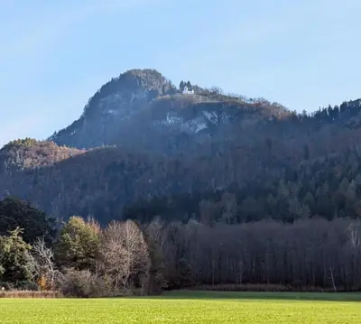 Ein allgemeiner Bergblick oder ein Berglick von des Ferienhauses aus