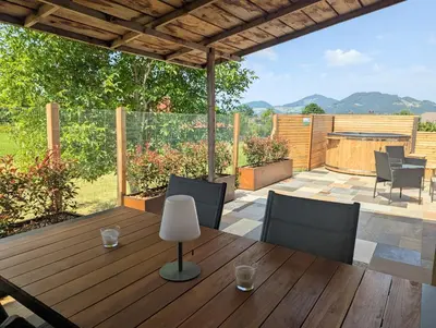 Ein allgemeiner Bergblick oder ein Berglick von des Ferienhauses aus