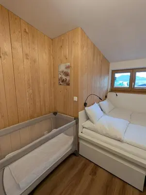 Ein Bett oder Betten in einem Zimmer der Unterkunft Ferienwohnung Goasnstoi - mit HotTub und Bergblick im Inntal