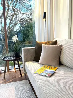 Ein Sitzbereich in der Unterkunft Blueberry Living - Wohlfühl-Apartment Starnberger See, Design, Sport & Natur
