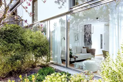 Ein Garten an der Unterkunft Blueberry Living - Wohlfühl-Apartment Starnberger See, Design, Sport & Natur