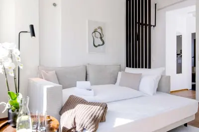 Ein Bett oder Betten in einem Zimmer der Unterkunft Blueberry Living - Wohlfühl-Apartment Starnberger See, Design, Sport & Natur