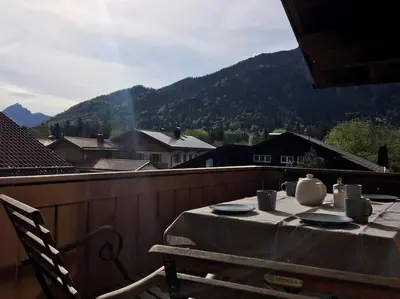 Ein allgemeiner Bergblick oder ein Berglick von der Ferienwohnung aus