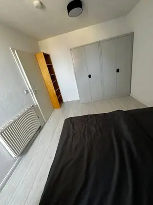 Ein Bett oder Betten in einem Zimmer der Unterkunft Traumhafte Wohnung direkt am See, S-Bahn nähe