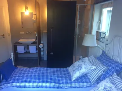 Ein Bett oder Betten in einem Zimmer der Unterkunft Chiemgau-ROOM, helles Souterrain, eigene Terrasse
