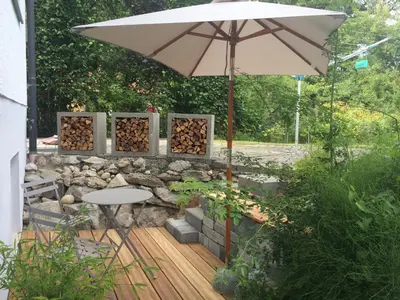 Ein Garten an der Unterkunft Chiemgau-ROOM, helles Souterrain, eigene Terrasse