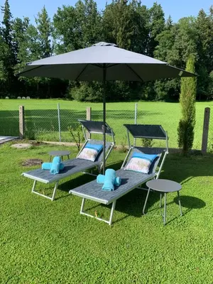 Ein Garten an der Unterkunft Chiemgau-ROOM, helles Souterrain, eigene Terrasse