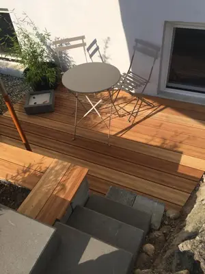 Ein Balkon oder eine Terrasse in der Unterkunft Chiemgau-ROOM, helles Souterrain, eigene Terrasse