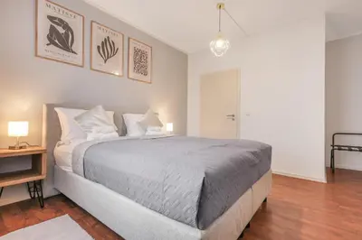 Ein Bett oder Betten in einem Zimmer der Unterkunft cruwzo I Modern Centrally Located Apartment with Parking Modern Centrally Located Apartment with Parking