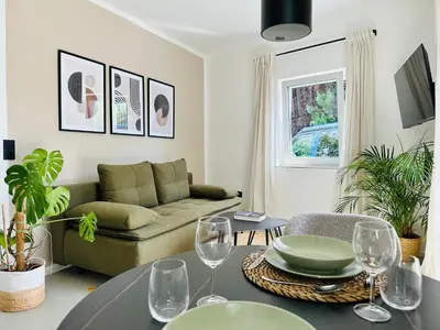 Ein Sitzbereich in der Unterkunft Modern und stilvoll eingerichtetes Tiny House