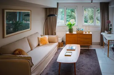 Ein Sitzbereich in der Unterkunft Helle Wohnung in Seenähe