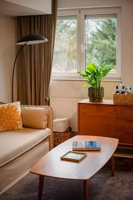 Ein Sitzbereich in der Unterkunft Helle Wohnung in Seenähe