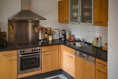 Küche/Küchenzeile in der Unterkunft Helle Wohnung in Seenähe